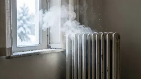 Otwarte okno a odkręcony grzejnik